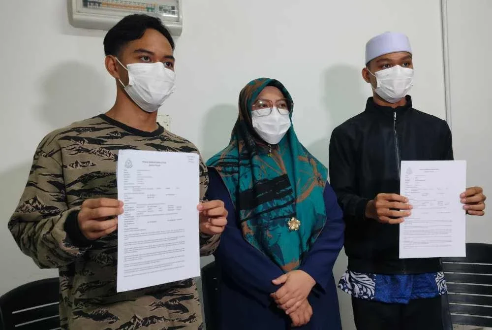 Kedua-dua anak Noor Azwani menunjukkan salinan laporan polis yang dibuat berkaitan kejadian yang menimpa masing-masing.