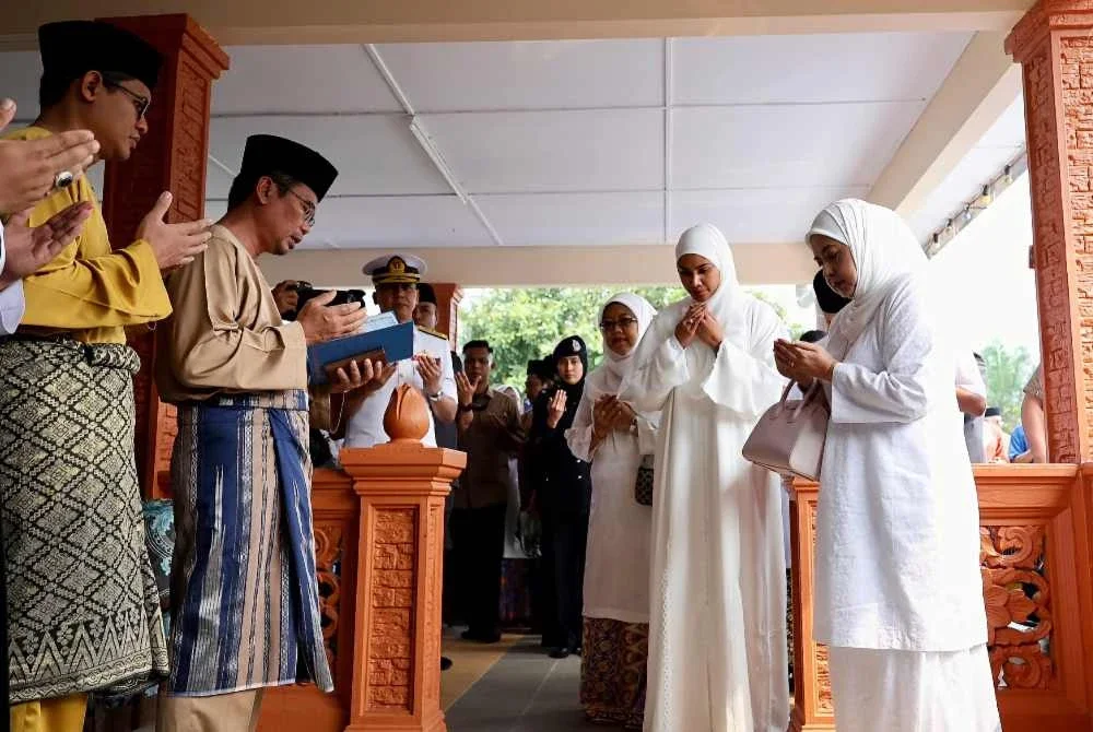 Raja Permaisuri Agong, Raja Zarith Sofiah berkenan menziarahi keluarga arwah Irene Sofiya Mohd Khairool Faisal di Kampung Selamat, Yong Peng.