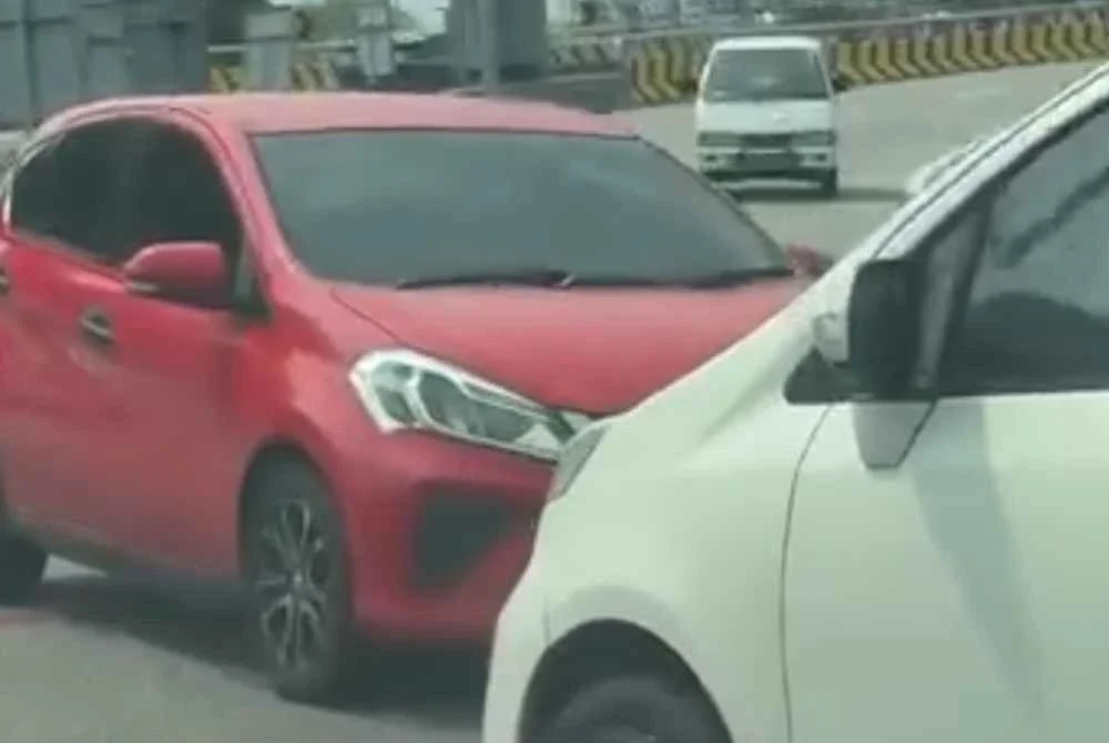 Tangkap layar rakaman video tular memaparkan sebuah kereta dipandu lawan arus di Lebuhraya MEX.