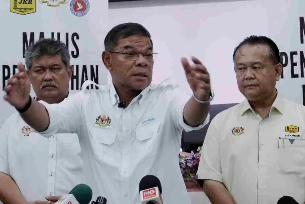 Saifuddin Nasution (tengah) dan Alexander Nanta Linggi (kanan) pada sidang media bersama selepas Majlis Penyerahan Projek Siap bagi membina, meroboh serta menaik taraf Pusat Pemulihan Penagihan Narkotik (PUSPEN) Karak, pada Isnin. Foto: Bernama