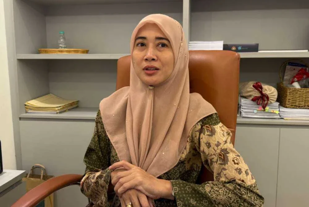 Khaidhirah atau dikenali YB Dira berkata, beliau selesa mengekalkan imej sederhana termasuk gaya bertudung bawal dan berbaju kurung yang menjadi identitinya. Foto SINAR HARIAN/NORAFIZA JAAFAR