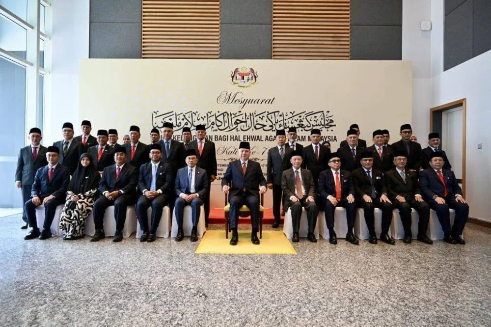 Foto kenangan sempena Mesyuarat Majlis Kebangsaan Bagi Hal Ehwal Agama Islam Malaysia (MKI) Kali Ke-75 pada 29 September 2026 berlangsung di Dewan Syura, Kompleks Islam Putrajaya.
