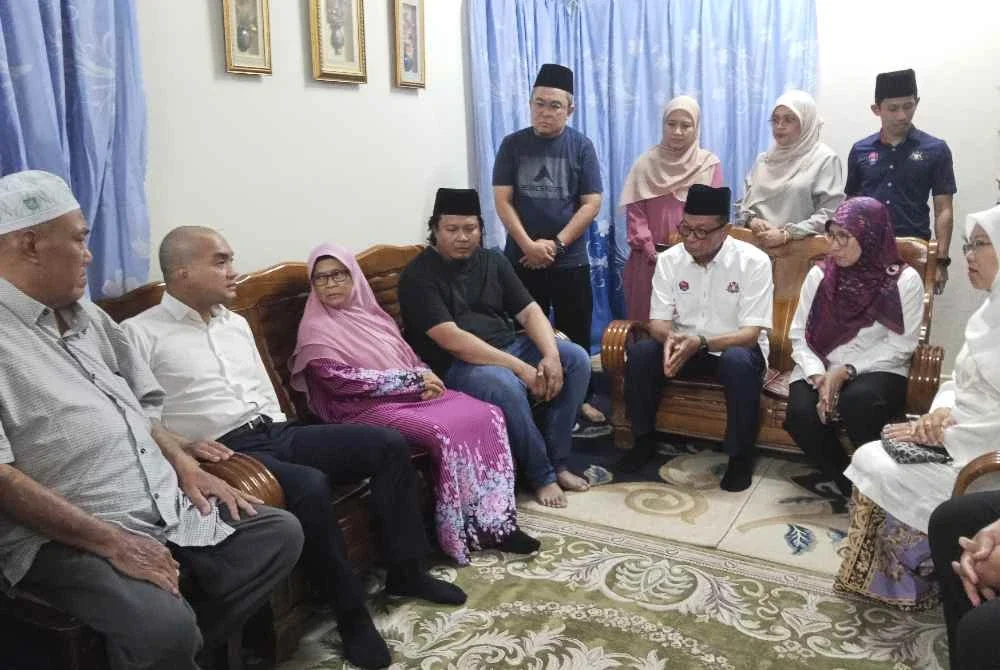 Onn Hafiz (kanan) menziarahi keluarga Irene Sofiya di Kampung Parit Selamat, Yong Peng, Batu Pahat.