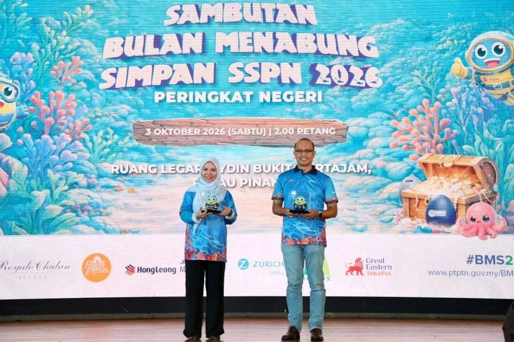 Norliza dan Ahmad Dasuki mempamerkan tabung edisi khas BMS 2026.