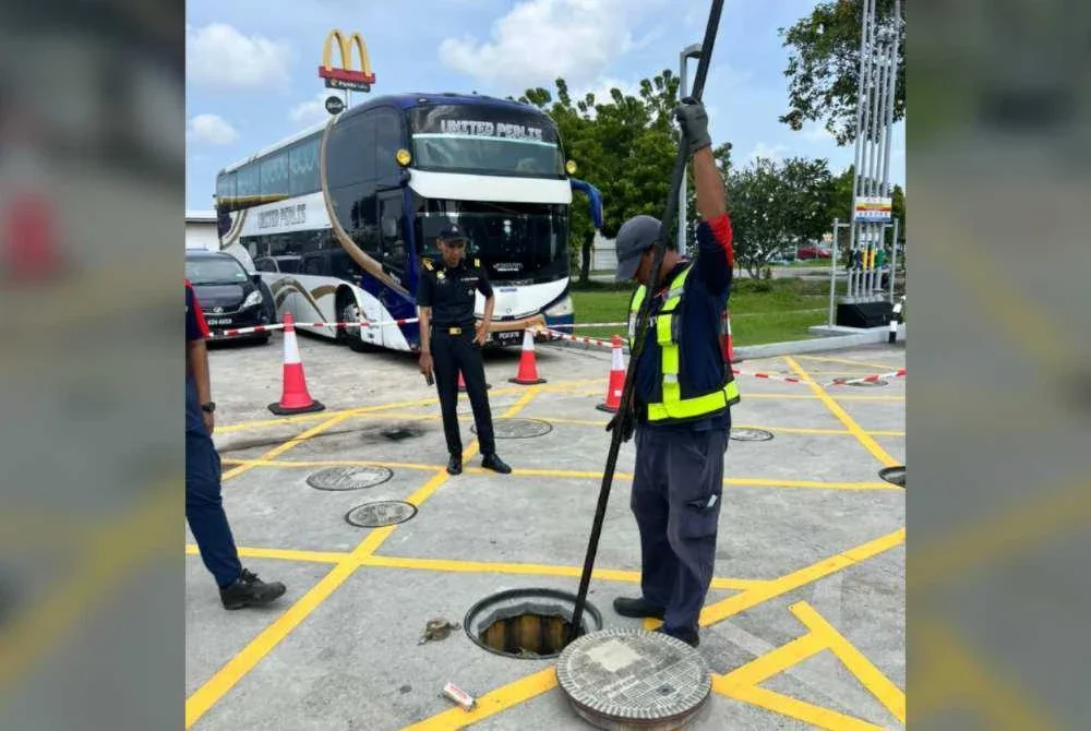 Sampel bahan api petrol daripada tangki atau pam yang terlibat turut diambil untuk pemeriksaan dan analisis lanjut oleh Jabatan Kimia Malaysia
