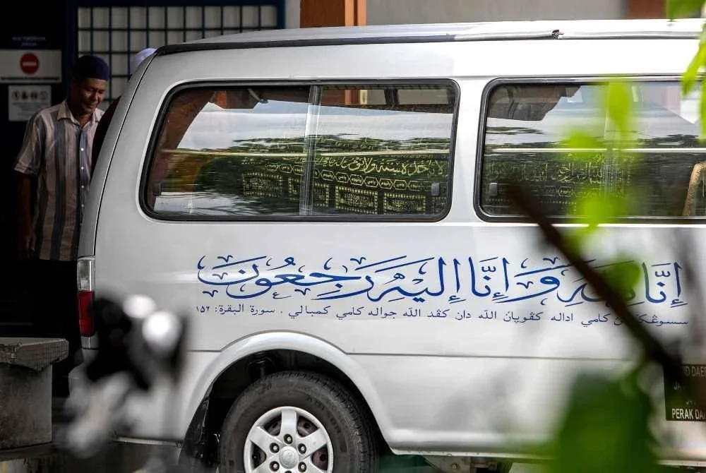 Jenazah Allahyarham selamat dikebumikan di Tanah Perkuburan Islam Mukim Pulau Panjang, Pengkalan Chepa, Kota Bharu pada Isnin. - FOTO: Bernama
