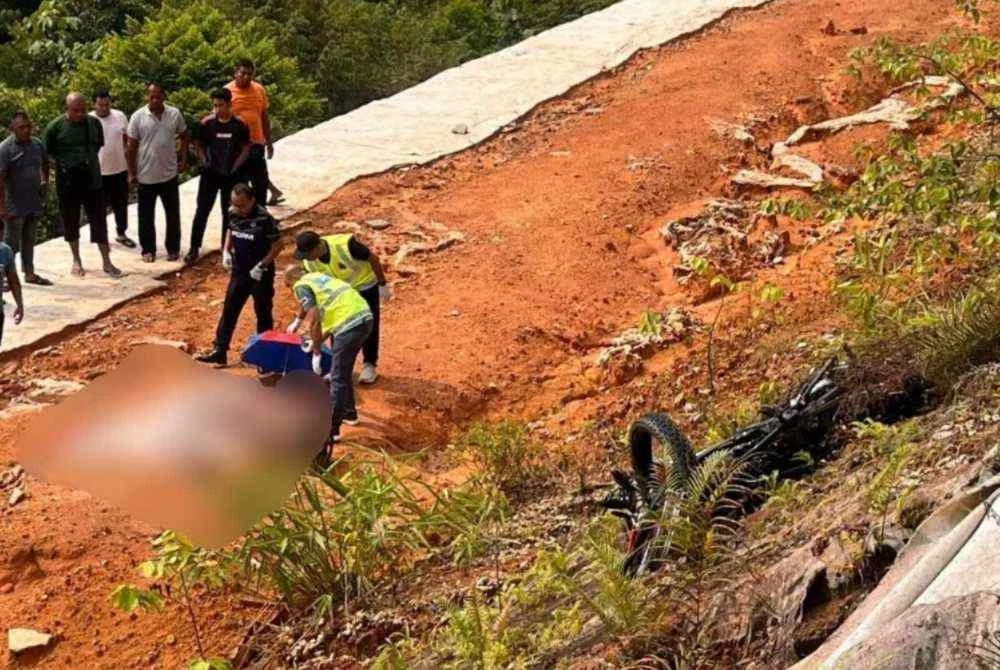 Motosikal ditunggang mangsa dipercayai hilang kawalan ke sebelah kiri sebelum melanggar penghadang jalan dan terhumban ke cerun. Foto ihsan polis