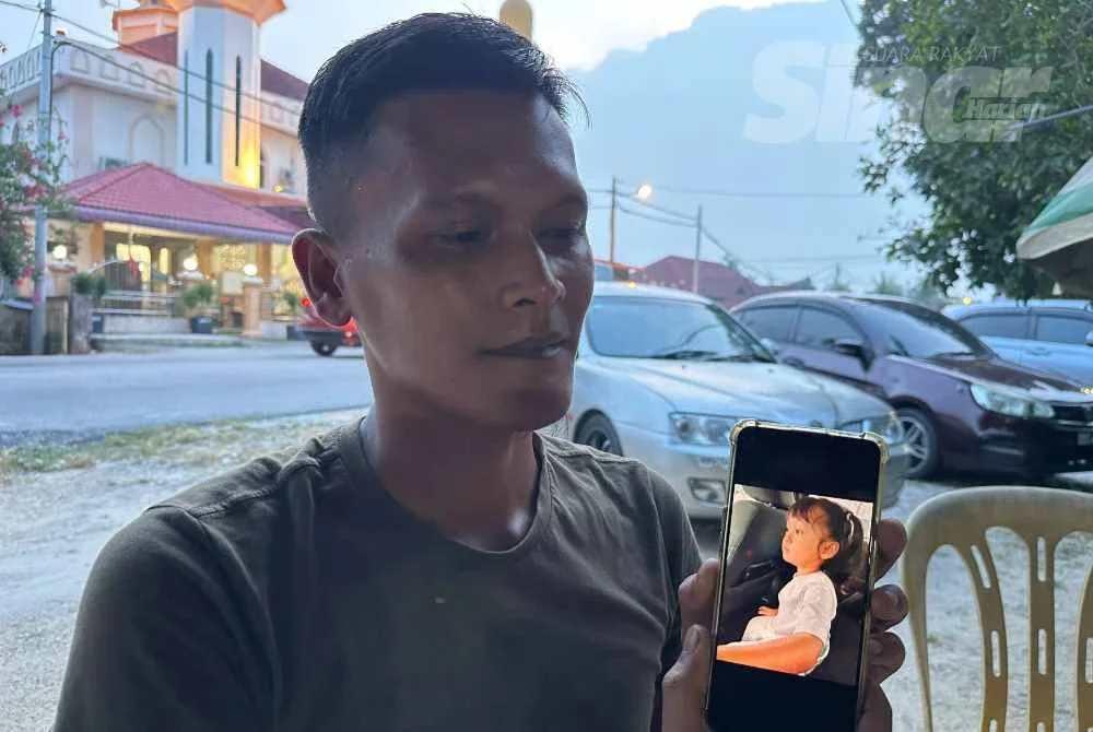 Mohamad Sanuzi yang menunjukkan gambar dikirim bekas isteri sebelum kemalangan bersama anak mereka.