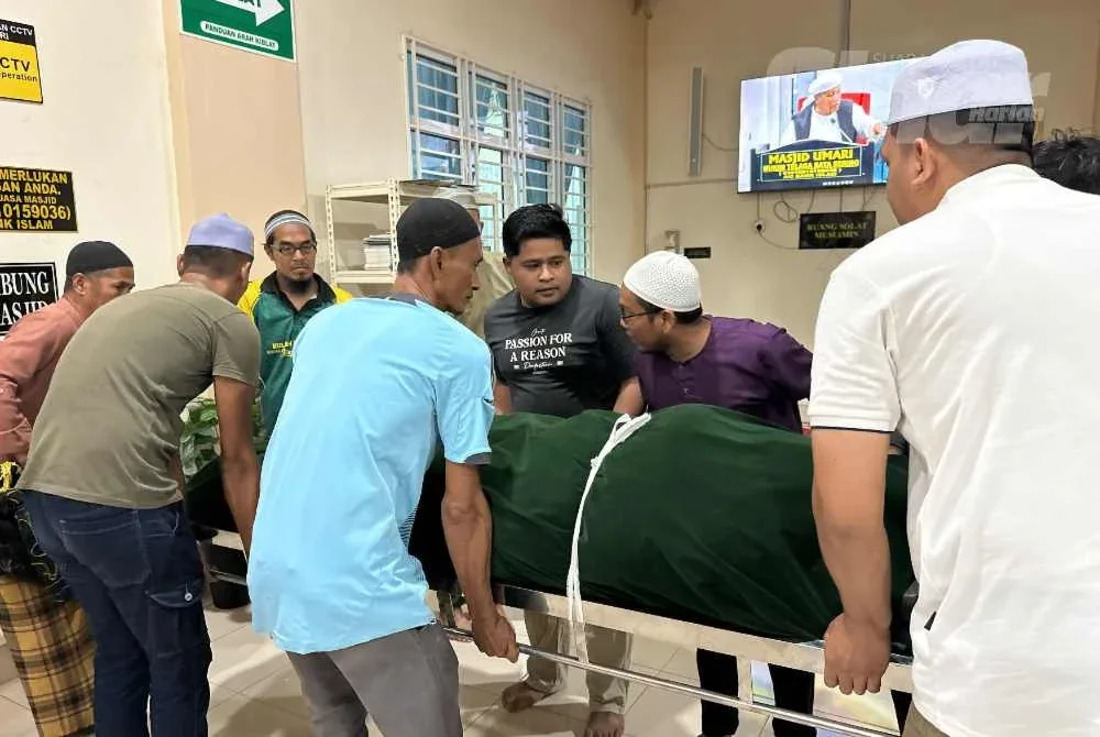 Jenazah kedua-dua mangsa yang tiba di Kota Bharu, Kelantan pada jam 8 malam.