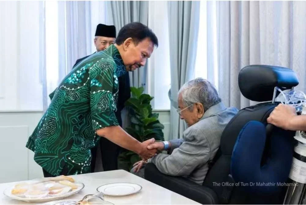 Suasana lawatan Sultan Brunei di IJN pada Ahad - Foto: Pejabat Tun Dr Mahathir Mohamad