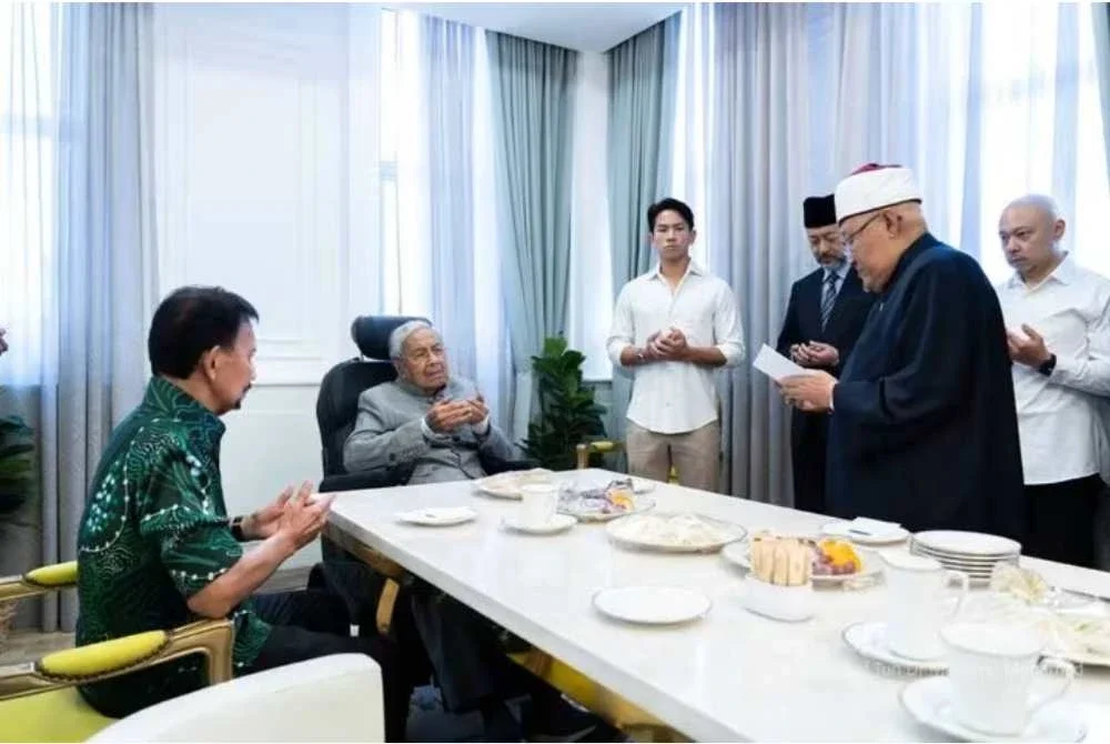 Suasana lawatan Sultan Brunei di IJN pada Ahad - Foto: Pejabat Tun Dr Mahathir Mohamad