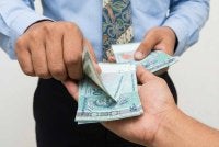 Penstrukturan gaji perlulah meliputi semua pekerja dan mengambil kira faktor pengalaman, pendidikan, kemahiran serta tempoh perkhidmatan. - Foto imej janaan AI