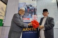 Ahmad (kiri) dan Mohd Azmi menyempurnakan Majlis Pelancaran Kempen Bantuan Kemanusiaan Musim Sejuk Gaza 2026.