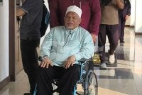 Nasiruddin hadir dengan berkerusi roda ke Mahkamah Sesyen Shah Alam pada Isnin.