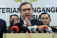 Anthony Loke pada sidang media di Kementerian Pengangkutan hari ini. Foto Bernama
