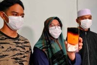 Noor Azwani menunjukkan gambar kecederaan dialami anaknya yang didakwa dibuli rakan di sekolah terbabit.