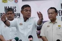 Saifuddin Nasution (tengah) dan Alexander Nanta Linggi (kanan) pada sidang media bersama selepas Majlis Penyerahan Projek Siap bagi membina, meroboh serta menaik taraf Pusat Pemulihan Penagihan Narkotik (PUSPEN) Karak, pada Isnin. Foto: Bernama