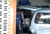 Jenazah mangsa kemalangan membabitkan tiga kenderaan di Jalan Raya Timur-Barat dari arah Kelantan menghala ke Gerik semalam, dibawa menaiki van jenazah dari Jabatan Forensik Hospital Taiping, pada Isnin. Foto: Bernama