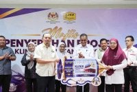 Dr Dzulkefly ketika menerima penyerahan rasmi Projek Klinik Kesihatan Bandar Sungai Petani daripada Jabatan Kerja Raya di sini pada Isnin. Foto FB Dr Dzulkefly Ahmad