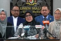 Mas Ermieyati (tengah) pada sidang media di bangunan Parlimen pada Isnin