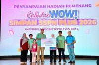 Norliza (tiga dari kanan) menyerahkan replika kad berjumlah RM15,000 kepada pemenang kedua Cabutan WOW! Simpan SSPN Plus 2026 Kategori Cabutan WOW! Plus Siri 2.