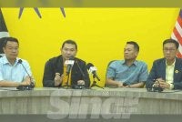 Rafizi (dua dari kiri) pada sidang media, Isnin.