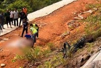 Motosikal ditunggang mangsa dipercayai hilang kawalan ke sebelah kiri sebelum melanggar penghadang jalan dan terhumban ke cerun. Foto ihsan polis