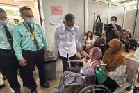 Dzulkefly beramah mesra dengan salah seorang pesakit ketika melawat Jabatan Pesakit Luar Hospital Sultan Abdul Halim pada Isnin.