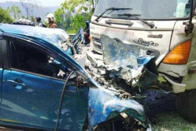 Kemalangan di Lebuhraya Timur Barat dari arah Kelantan menghala ke Gerik pada Ahad yang mengorbankan empat nyawa termasuk seorang bayi. Foto: Bomba