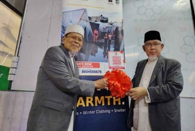 Ahmad (kiri) dan Mohd Azmi menyempurnakan Majlis Pelancaran Kempen Bantuan Kemanusiaan Musim Sejuk Gaza 2026.