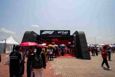 Para pengunjung menghangatkan reruai STING sempena perlumbaan F1 di SIC hujung minggu lalu. FOTO: STING