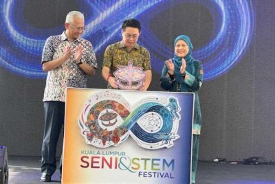 Samuel Lee (tengah) diiringi Ezarisma Azni (kiri) dan Ketua Pegawai Eksekutif, Dewan Filharmonik PETRONAS (DFP) Siti Azlina Abdul Latif melancarkan simbolik perasmian KLSSF 2026 di KLCC Esplanade di sini pada Jumaat.