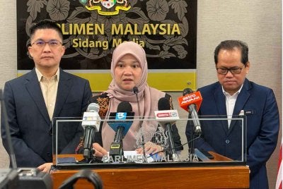 Fadhlina (tengah) ketika sidang akhbar di bangunan Parlimen pada Isnin.