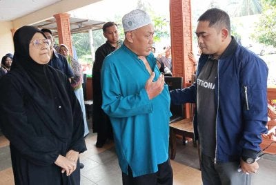 Muhammad Naqib (kanan) menziarahi keluarga Allahyarhamah Irene Sofiya di Kampung Parit Selamat, Yong Batu Pahat pada Ahad.