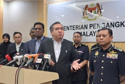 Anthony Loke ketika sidang akhbar penjelasan penggantungan MYEG pada Isnin.