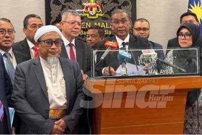 Takiyuddin (tengah) ketika sidang media di bangunan Parlimen pada Isnin.