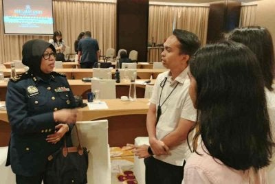Azuri Azizah (kiri) beramah mesra dengan pengamal media di sini pada Isnin.