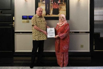 Wan Suraya (kanan) merafak sembah menjunjung kasih kepada Yang di-Pertuan Agong, Sultan Ibrahim atas perkenan Baginda menerima menghadap di Istana Negara pada 8 September lalu. Foto Jabatan Audit Negara