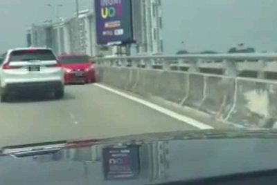 Tangkap layar rakaman video tular memaparkan sebuah kereta dipandu lawan arus di Lebuhraya MEX.