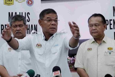Saifuddin Nasution (tengah) dan Alexander Nanta Linggi (kanan) pada sidang media bersama selepas Majlis Penyerahan Projek Siap bagi membina, meroboh serta menaik taraf Pusat Pemulihan Penagihan Narkotik (PUSPEN) Karak, pada Isnin. Foto: Bernama