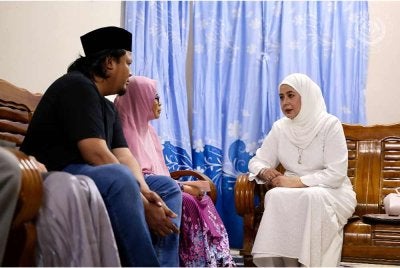 Raja Zarith Sofiah berkenan menyampaikan kata-kata semangat kepada bapa arwah, Mohd Khairool dan neneknya, Jameyah. 