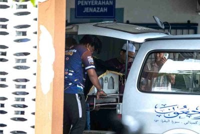 Jenazah mangsa kemalangan membabitkan tiga kenderaan di Jalan Raya Timur-Barat dari arah Kelantan menghala ke Gerik semalam, dibawa menaiki van jenazah dari Jabatan Forensik Hospital Taiping, pada Isnin. Foto: Bernama