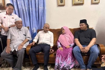 Khyar (dua dari kiri) bercerita tentang cucunya Irene Sofiya kepada Onn Hafiz (tiga dari kanan) di Kampung Parit Selamat, Yong Peng, Batu Pahat.