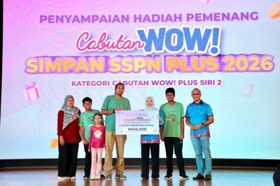 Norliza (tiga dari kanan) menyerahkan replika kad berjumlah RM15,000 kepada pemenang kedua Cabutan WOW! Simpan SSPN Plus 2026 Kategori Cabutan WOW! Plus Siri 2.