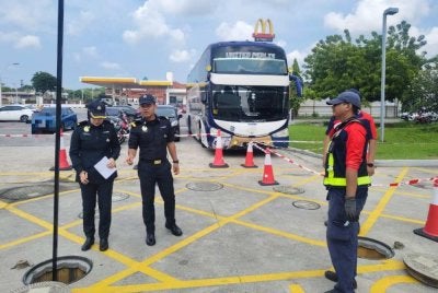Penguat kuasa KPDN turut memeriksa tangki simpanan bahan api yang terlibat selain menjalankan pengukuran paras bahan api secara manual menggunakan 'dipstick' atau 'dip rod'.