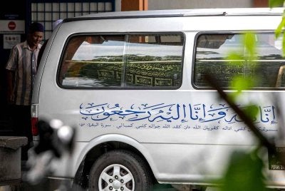 Jenazah Allahyarham selamat dikebumikan di Tanah Perkuburan Islam Mukim Pulau Panjang, Pengkalan Chepa, Kota Bharu pada Isnin. - FOTO: Bernama