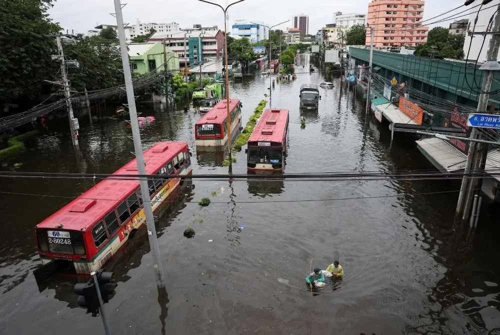 Banjir di seluruh Thailand meragut 31 nyawa dan menjejaskan kira-kira 4.14 juta orang sejak 16 September lalu.