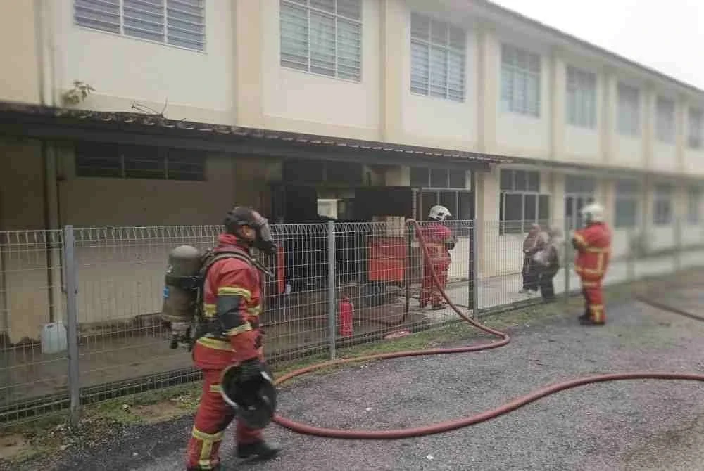 Gambar operasi pemadaman di lokasi kejadian. Foto: JBPM Melaka.