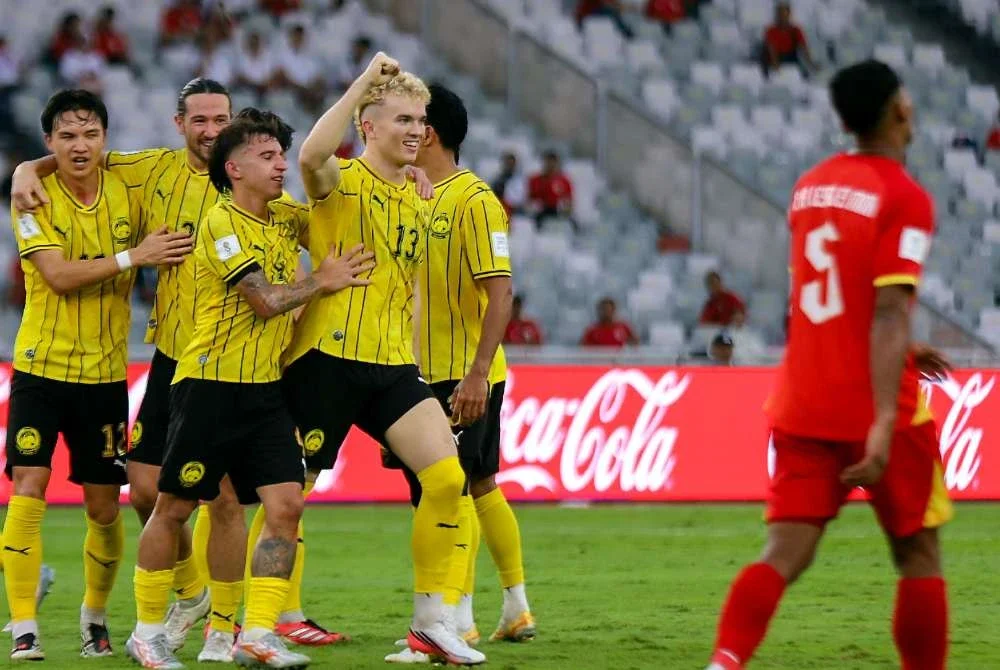 Penyerang Harimau Malaya Fergus Tierney (empat dari kiri) meraikan gol tunggalnya pada minit ke-62 ketika menentang Vietnam dalam perlawanan perebutan tempat ketiga Piala FIFA ASEAN Cup 2026 di Stadium Utama Gelora Bung Karno (GBK). Foto: Bernama