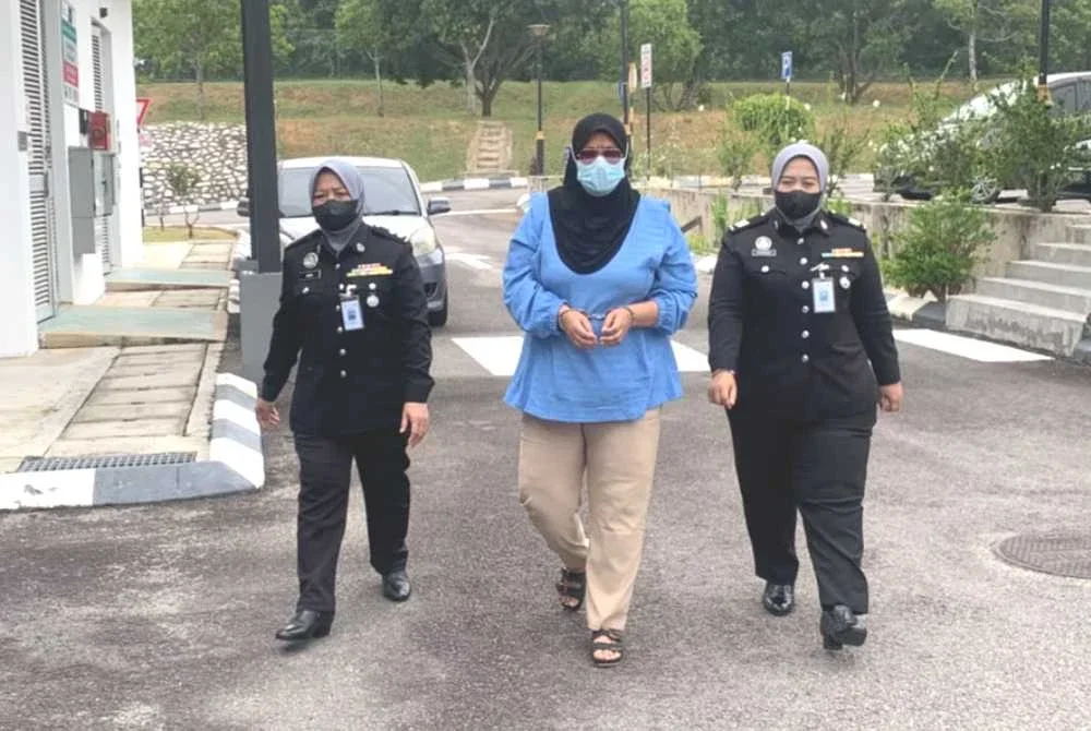 Wanita berkenaan dihadapkan ke Mahkamah Sesyen Alor Gajah, Isnin lalu. Foto JIM Melaka